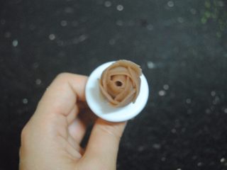 21、多重口味豆沙裱花蛋糕,先裱三瓣花瓣裹住花心，，再裱出5片花瓣