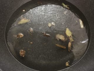 7、花式摆盘，鲜甜白灼虾,调小火，加入水，水量大概半锅。注意调小火是因为大火倒入水会烧起来。必须调小火。