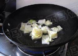 7、毛血旺火锅 ,锅中注入水，烧开下入白菜汆烫一下