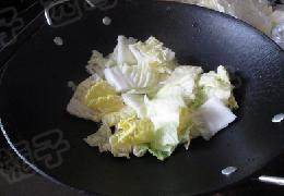 8、毛血旺火锅 ,捞出后直接放入小火锅中。垫底