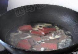 9、毛血旺火锅 ,将鸭血入沸水中焯水后捞出