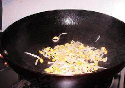 11、毛血旺火锅 ,下入黄豆芽爆炒断生