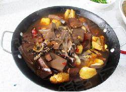 19、毛血旺火锅 ,将煮好的全部食材倒入铺有黄豆芽和白菜的火锅中