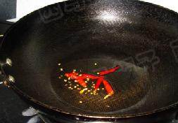 21、毛血旺火锅 ,下入干辣椒炸香