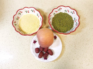 1、苹果小米粥,准备好食材