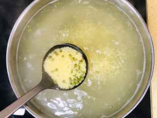 9、苹果小米粥,一起熬煮大约十分钟