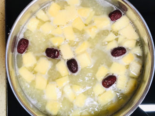 13、苹果小米粥,全部食材加入锅中,不断地搅拌几下,防止糊锅