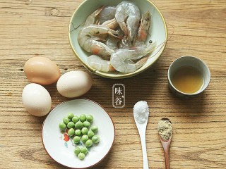 1、虾仁蒸蛋,准备好材料。
