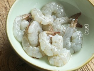 3、虾仁蒸蛋,剥去虾壳，留下虾尾；