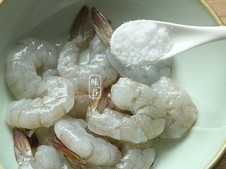 4、虾仁蒸蛋,放入盐；