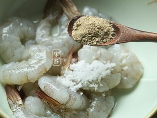 5、虾仁蒸蛋,放入胡椒粉；