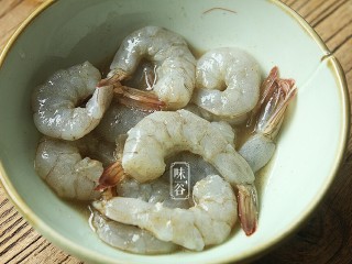 6、虾仁蒸蛋,倒入少许料酒，搅拌2腌制20分钟;