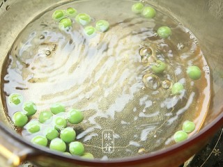 7、虾仁蒸蛋,腌制虾肉的时候可以煮青豆，把青豆冷水下锅煮5分钟后捞起备用;