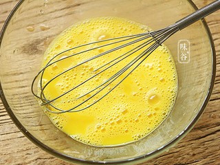 8、虾仁蒸蛋,鸡蛋打撒；