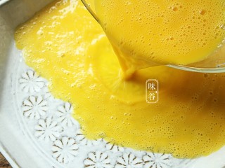 9、虾仁蒸蛋,倒入盘内；