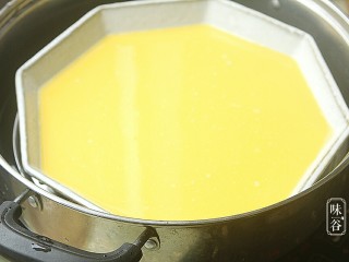 11、虾仁蒸蛋,放入锅内，再用个碟子盖住，防止水汽滴落，盖上锅盖，中火蒸25分钟。