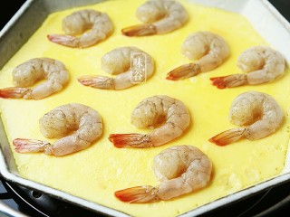 12、虾仁蒸蛋,打开盖子，蛋液凝固了，就把虾球均匀放在蛋面上；