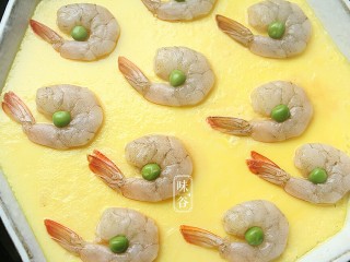 13、虾仁蒸蛋,把青豆放在虾中间，盖上盖子大火蒸7-8分钟即可。