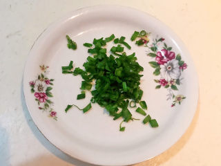 2、小米海参粥,香葱叶切成小丁