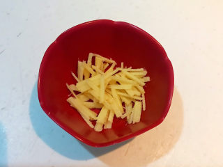 3、小米海参粥,鲜姜削皮后切成丝