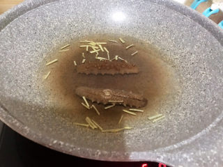 5、小米海参粥,加入海参，煮1分钟，去除海参的腥味