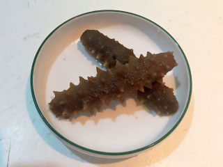 6、小米海参粥,把煮好的海参捞出来备用