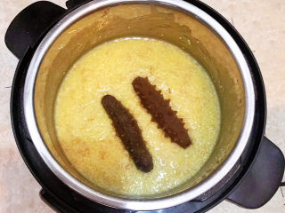 13、小米海参粥,加入海参，继续煮5分钟