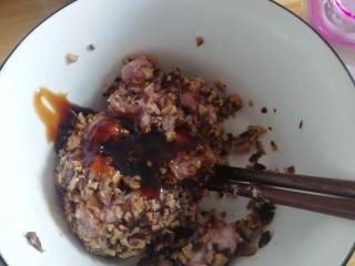 1、蒸云吞,猪肉糜分成2半，一半香菇放在肉糜加油，蚝油，酱油，盐拌匀备用。