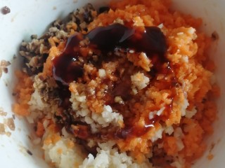 3、蒸云吞,容器放另一半猪肉糜，香菇，胡萝卜，莲藕，加油，蚝油，酱油，盐，顺时针拌匀。备用