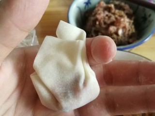 8、蒸云吞,用手中间按紧。按的时候别太用力，皮薄容易出馅。