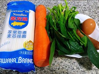 1、#冬日暖心菜#菠菜鸡蛋面,准备原材料面条、鸡蛋、香肠、胡萝卜、菠菜备用