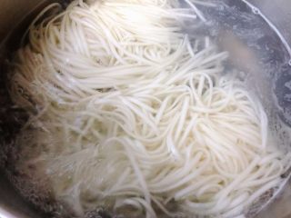 2、#冬日暖心菜#菠菜鸡蛋面,锅中烧开水放入面条大火煮起来