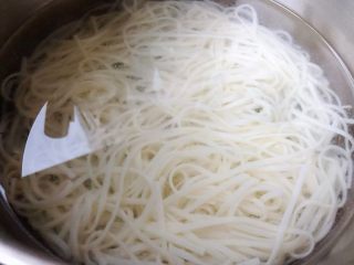 3、#冬日暖心菜#菠菜鸡蛋面,面条煮熟但不要软烂保持劲道立即放入冷水中过凉沥干水分