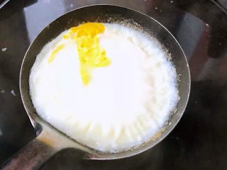 5、#冬日暖心菜#菠菜鸡蛋面,鸡蛋焖熟这个鸡蛋颜值有一点点不凡