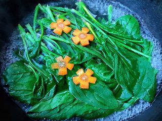 6、#冬日暖心菜#菠菜鸡蛋面,锅中烧开水放入菠菜、胡萝卜花焯水