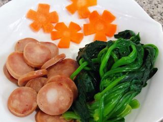 8、#冬日暖心菜#菠菜鸡蛋面,菠菜切成小段、香肠切成片、胡萝卜花备用