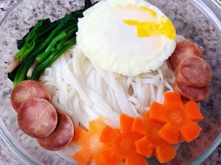 10、#冬日暖心菜#菠菜鸡蛋面,面条放入碗中再依次放入菠菜、香肠、胡萝卜、鸡蛋