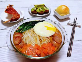 12、#冬日暖心菜#菠菜鸡蛋面,搭配兔腿、水果、蛋黄酥就是标配早餐