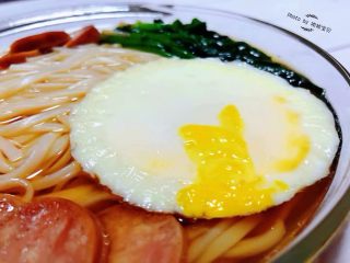 13、#冬日暖心菜#菠菜鸡蛋面,鸡蛋的营养价值非常丰富是每天必吃的食物