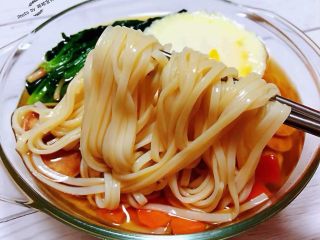 14、#冬日暖心菜#菠菜鸡蛋面,面条易消化吃起来方便快捷是早餐首选美食