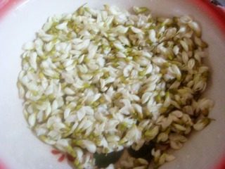 2、槐花鸡蛋饼,控干水分，放盐拌匀