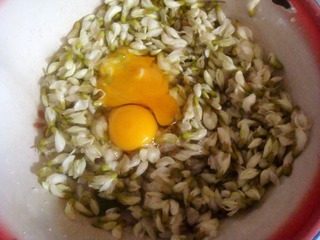 3、槐花鸡蛋饼,放入两个鸡蛋