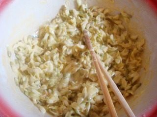 6、槐花鸡蛋饼,拌匀搁置5分钟