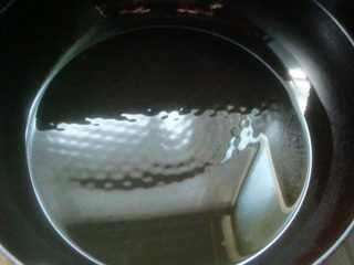 7、槐花鸡蛋饼,不粘锅里放油