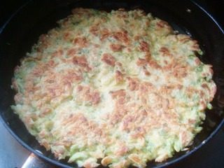 11、槐花鸡蛋饼,煎到两面金黄色即可