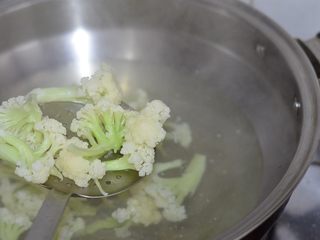 6、孜然花菜，比肉还好吃！,花菜焯水后不用过凉，直接捞出。注意花菜的焯水程度要恰当，不可久煮，但要断生，煮烂的花菜真心难吃。