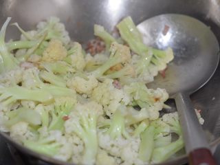 7、孜然花菜，比肉还好吃！,下入炒锅中，拌炒均匀。
