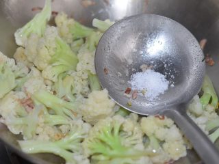 8、孜然花菜，比肉还好吃！,加盐