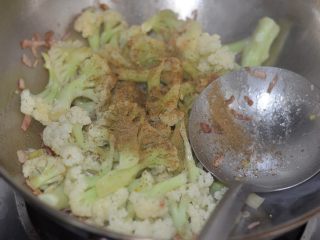 9、孜然花菜，比肉还好吃！,倒入孜然碎，有粉有粒的孜然最好了。