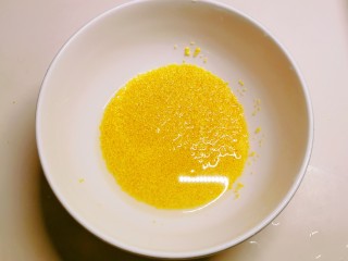2、鸡蛋小米粥,小米淘洗干净